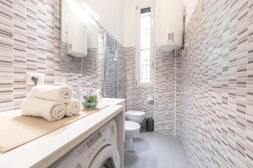 Ванная комната в Bilocale moderno Isola-Garibaldi, 4 posti, WiFi veloce, Metro a 2 minuti