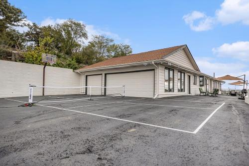 a parking lot with a basketball court in front of a building at Majestic VIEWS FunAmenities & Best for Huge Group in Council Bluffs