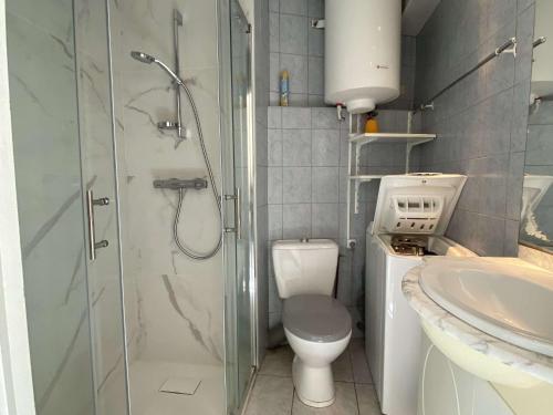 une salle de bain avec une douche, des toilettes et un lavabo dans l'établissement T2 climatisé avec balcon, parking, et wifi – Balaruc-les-Bains - FR-1-553-224, à Balaruc-les-Bains