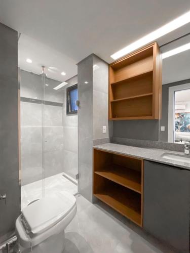 a bathroom with a toilet and a shower at Flat Espaçoso no 8º Andar do Prime in Campo Grande
