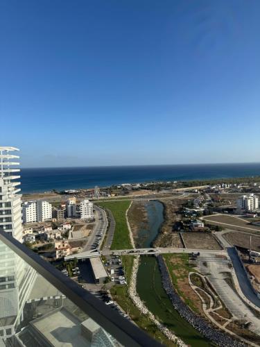 Vue générale sur la mer ou vue sur la mer prise depuis l'appartement
