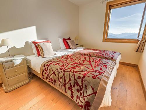 une chambre avec deux lits et une fenêtre dans l'établissement Appt cosy 75m², piscine, spa, 2 chambres, skis aux pieds, vue panoramique Les Arcs 1600 - FR-1-461A-27, à Arc 1600