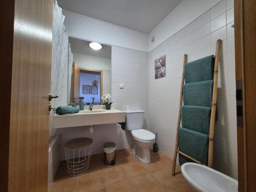 ein Badezimmer mit Waschbecken und Toilette in der Unterkunft Cantinho do Porto Santo in Porto Santo