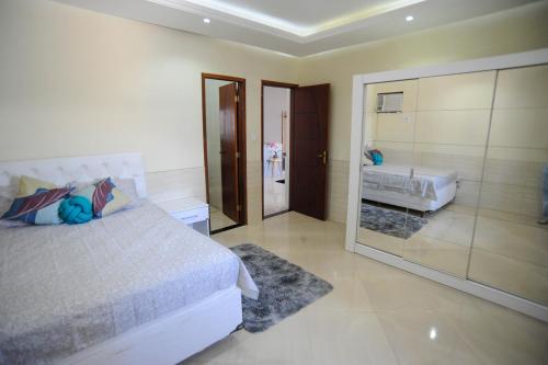 Ένα ή περισσότερα κρεβάτια σε δωμάτιο στο Casa confortavel com WiFi, piscina e churrasqueira