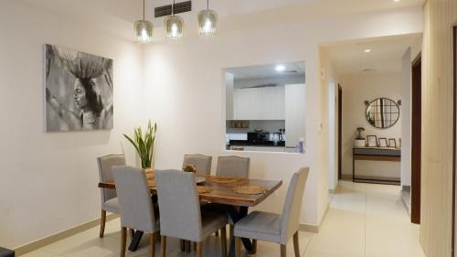 Η κουζίνα ή μικρή κουζίνα στο Bliss at the Fields, 5BR Villa with Garden in Meydan