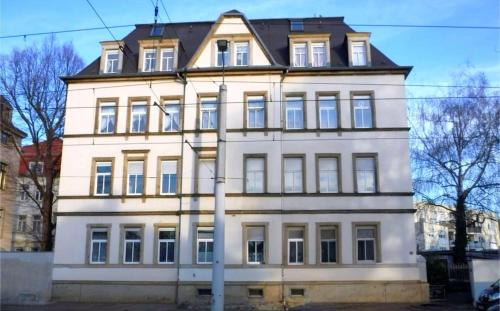 ein großes weißes Gebäude mit vielen Fenstern in der Unterkunft hello&welcome Dresden City-Apartment in Dresden
