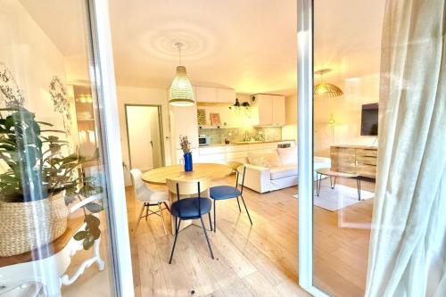 une cuisine et une salle à manger avec une table et des chaises dans l'établissement 4 pièces avec garage - GARE Part-Dieu, à Villeurbanne