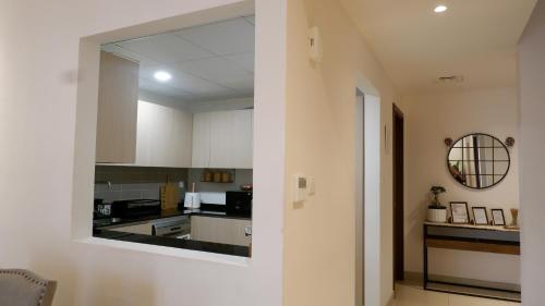 Η κουζίνα ή μικρή κουζίνα στο Bliss at the Fields, 5BR Villa with Garden in Meydan