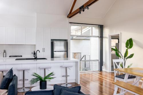 Η κουζίνα ή μικρή κουζίνα στο Hamptons at Woy Woy Waterfront
