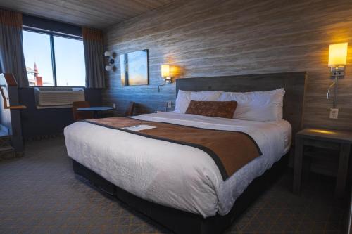 a bedroom with a large bed in a hotel room at Pier B Resort in Duluth