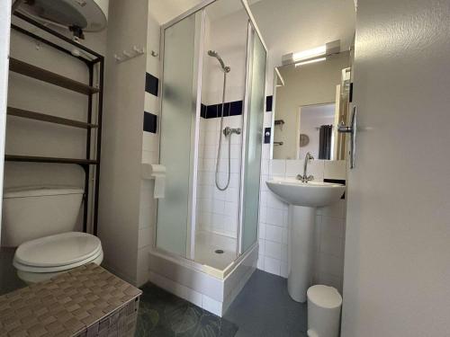 une salle de bain avec une douche, des toilettes et un lavabo dans l'établissement Studio rénové avec piscine, balcon, à 700m de la plage - Narbonne Plage - FR-1-229B-99, à Narbonne