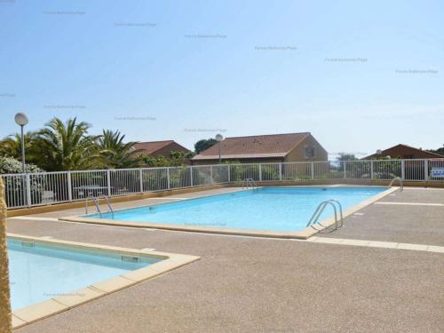 une grande piscine dans un parking dans l'établissement Studio rénové avec piscine, balcon, à 700m de la plage - Narbonne Plage - FR-1-229B-99, à Narbonne
