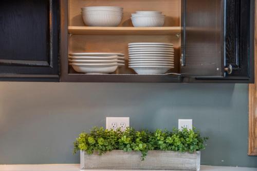 Gambar di galeri bagi Enchanting Benson Home BBQ & Fenced Yard di Omaha