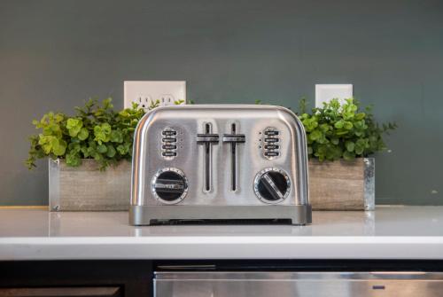 Dapur atau dapur kecil di Enchanting Benson Home BBQ & Fenced Yard