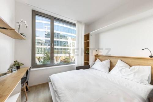 Postel nebo postele na pokoji v ubytování MyMozart Residence Lux Studio