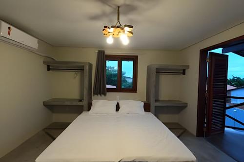 Ein Bett oder Betten in einem Zimmer der Unterkunft Casa perfeita para 10 com piscina, beachtennis e churrasqueira