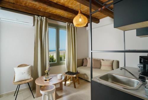 リメナリアにあるAnasa Thalassasのソファとテーブルのあるキッチンとリビングルーム