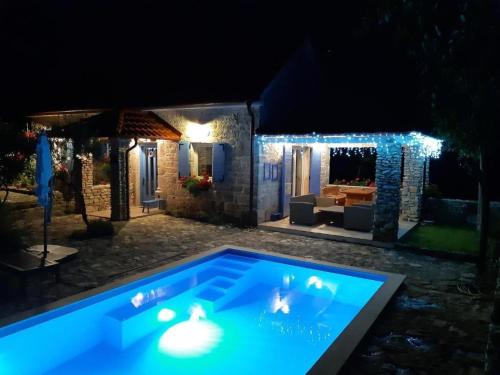 Kolam renang di atau dekat dengan House Toma