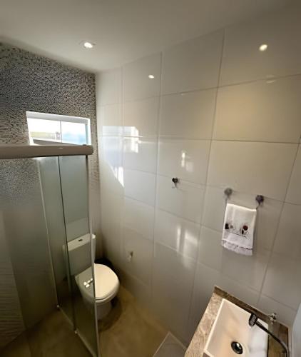 ein Badezimmer mit Toilette und Waschbecken in der Unterkunft Casa BAM - 5 quartos, piscina e churrasqueira in Barra Grande