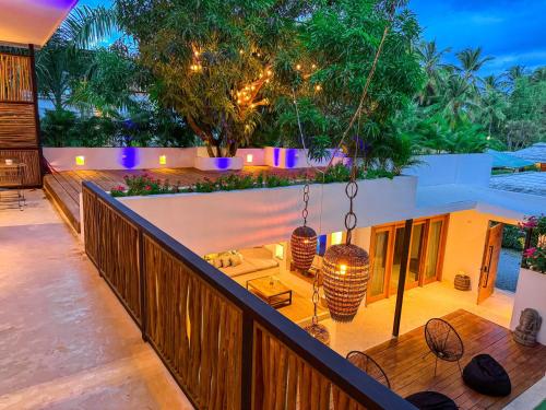 eine Terrasse mit einer Schaukel an einem Zaun in der Unterkunft Villa Vista in Las Terrenas