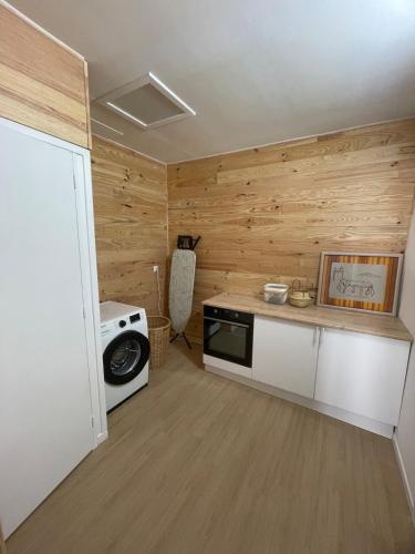 une petite cuisine avec une cuisinière et un micro-ondes dans l'établissement Chez Michèle, à Saint-Génis