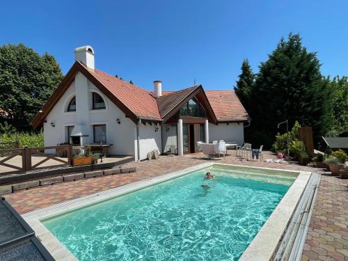 Spacious 3 bedroom house with heated pool