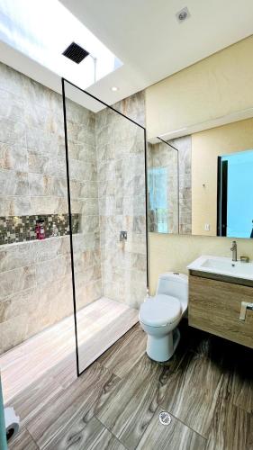 Ένα μπάνιο στο Luxury Estate with Private Pool & Jacuzzi