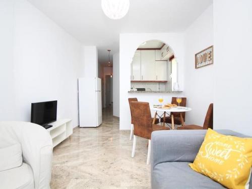 Una sala de estar con un sofá y una mesa y una cocina. en Rincón del Mar, en Rincón de la Victoria