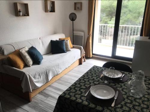 un salon avec un canapé et une table dans l'établissement Résidence Verdon - Coquet appartement 2 couchages à Six Fours les Plages MAE-7531, à Six-Fours-les-Plages