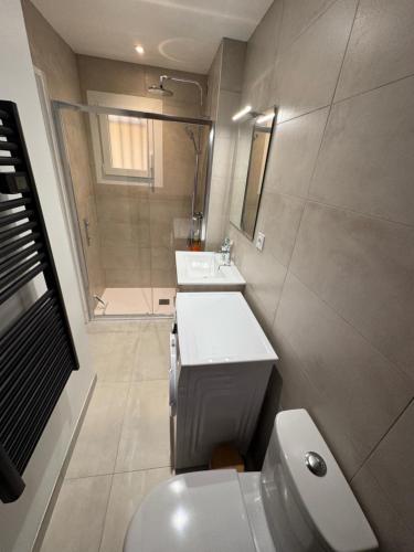 une salle de bain avec toilettes, lavabo et douche dans l'établissement Les marines d'helios, à Le Castellas