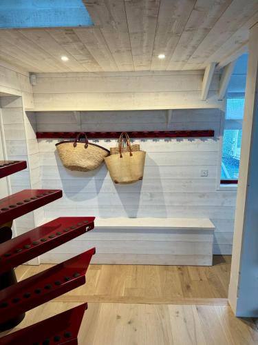 deux paniers suspendus sur un mur dans une pièce dans l'établissement Beautiful house - Omaha Beach, à Saint-Laurent-sur-Mer