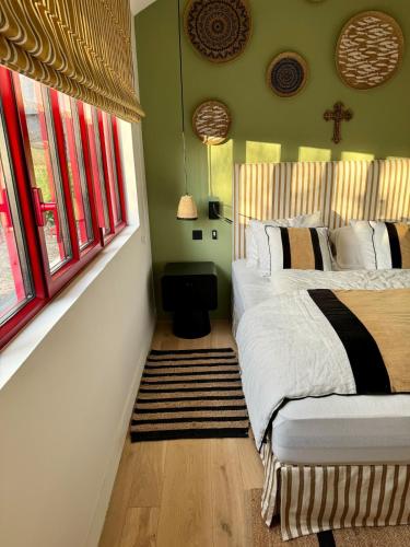 une chambre avec un lit et une fenêtre dans l'établissement Beautiful house - Omaha Beach, à Saint-Laurent-sur-Mer