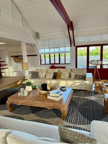 un salon avec un canapé et une table dans l'établissement Beautiful house - Omaha Beach, à Saint-Laurent-sur-Mer