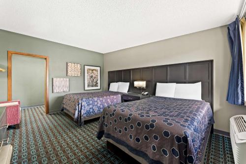 Кровать или кровати в номере Knights Inn Montgomeryville