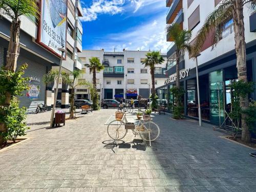 モハメディアにあるCharmant appartement joyau du parc 200m plageの建物の前の路上に駐車された自転車