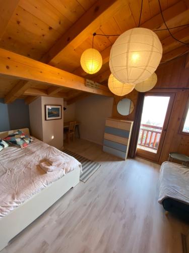 Postel nebo postele na pokoji v ubytování Charming Chalet in Passy