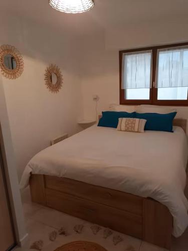 Postel nebo postele na pokoji v ubytování Appartement en rez-de jardin à 50m de la mer!