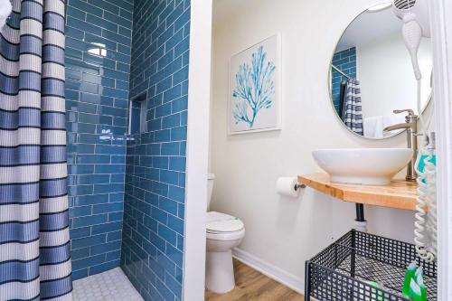 a bathroom with a toilet and a sink and a mirror at NEW5 LUXURYSTUDIO Nr DISNEY PETSOKprivENTRY in Kissimmee