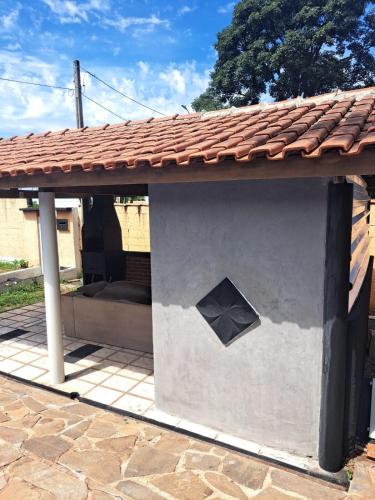 a building with a roof with a window on it at Área de lazer camping in São Carlos