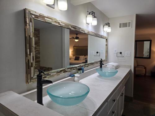 ein Badezimmer mit zwei Waschbecken und einem großen Spiegel in der Unterkunft Luxury Southern Mansion w/ Pool in Memphis