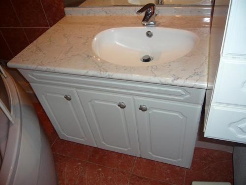 La salle de bains est pourvue d'un lavabo et d'un comptoir en marbre. dans l'établissement Maison Provençale avec Piscine, Jardin et Terrasse, Parking Privé, 4-6 Pers. au Grau-du-Roi - FR-1-731-95, au Grau-du-Roi