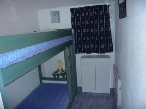 une petite chambre avec un lit superposé avec une fenêtre dans l'établissement Maison Provençale avec Piscine, Jardin et Terrasse, Parking Privé, 4-6 Pers. au Grau-du-Roi - FR-1-731-95, au Grau-du-Roi