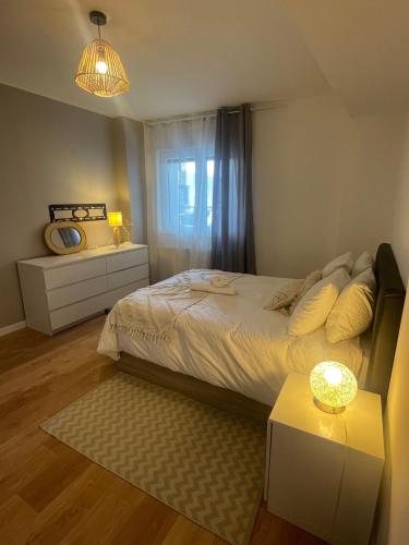 une chambre avec un lit, une fenêtre et une table dans l'établissement Anatole Résidence - FRANCE, à Hagondange