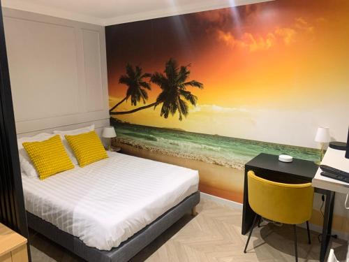 - une chambre avec un lit et une peinture sur la plage dans l'établissement Les Ecuries du Roi - Château Versailles-Parking-Wifi-Netflix, à Villepreux