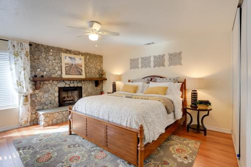 Postel nebo postele na pokoji v ubytování Lake and Mountain-View Home Walk to Downtown!