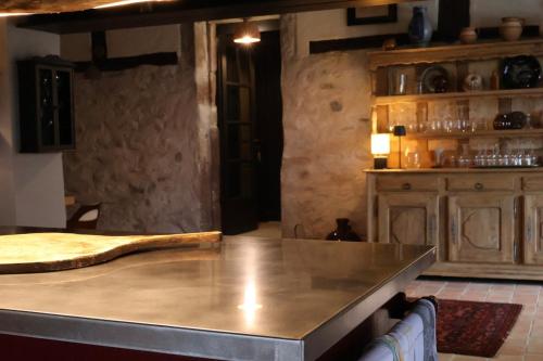 d'une cuisine avec un comptoir et une planche à rame en bois. dans l'établissement Lodge du Monthury, à Servance