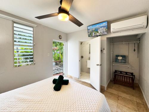 Voodi või voodid majutusasutuse Condado 4 Bed 3 Bath Sleeps 8 Jacuzzi & Free Parking toas