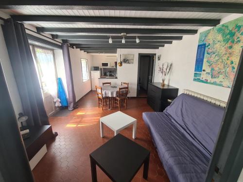 un salon avec un lit et une table dans l'établissement Ker Soazig, à Alleyras