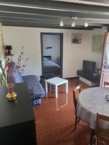 un salon avec un lit et une table dans l'établissement Ker Soazig, à Alleyras