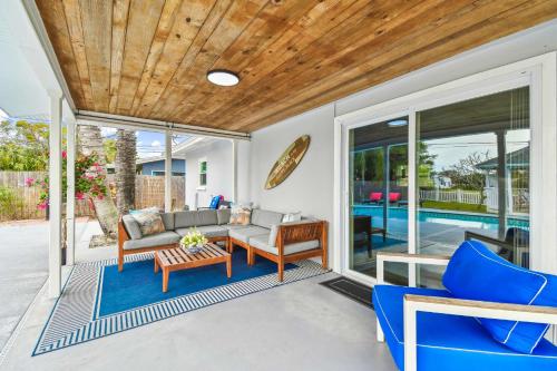 Ein Sitzbereich in der Unterkunft Tropical Dream - Pool - Firepit - Gazebo